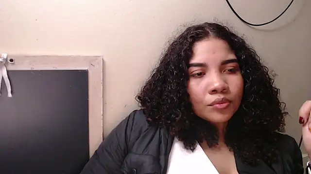 Snapshot of madelene chatting on December 2024 02:25:01 AM madelene online show from December 2024 02:25:01 AM