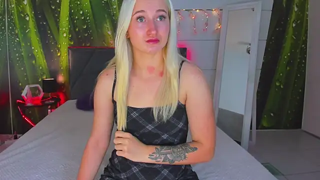 HollyTailors online show from October 2025 12:08:02 PM