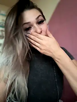 iSelena online show from November 2025 05:41:02 AM