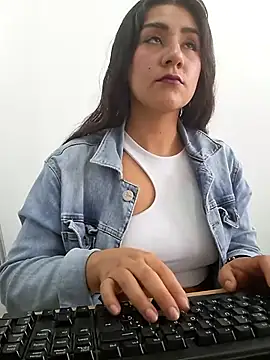 CAROLINE  07 online show from November 2025 12:38:01 PM