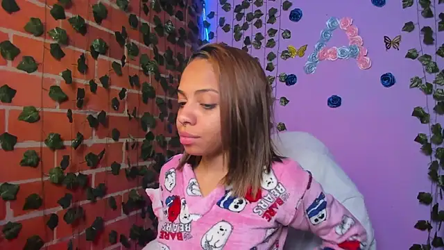 yumi hanna online show from October 2025 04:18:02 AM