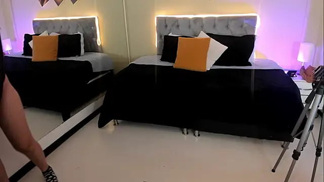 Catti Brie online show from November 2025 12:28:02 PM