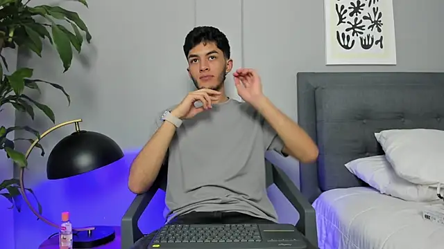 Snapshot of Tylerffoxx chatting on June 2026 09:17:01 PM Tylerffoxx online show from June 2026 09:17:01 PM