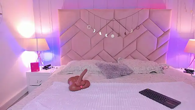 Snapshot of caroline__muller chatting on May 2026 12:00:01 PM caroline muller online show from May 2026 12:00:01 PM
