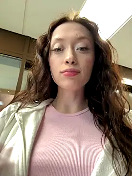 Snapshot of EstaVista chatting on September 2025 05:34:02 PM EstaVista online show from September 2025 05:34:02 PM