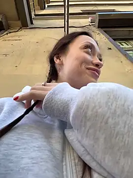 Snapshot of EstaVista chatting on September 2025 12:21:02 PM EstaVista online show from September 2025 12:21:02 PM