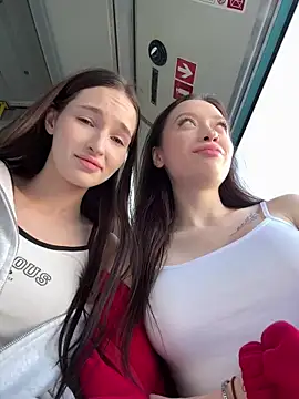 Snapshot of EstaVista chatting on October 2025 09:07:01 AM EstaVista online show from October 2025 09:07:01 AM