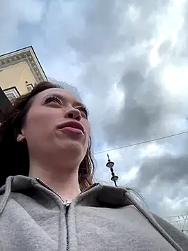 Snapshot of EstaVista chatting on October 2025 01:10:01 PM EstaVista online show from October 2025 01:10:01 PM