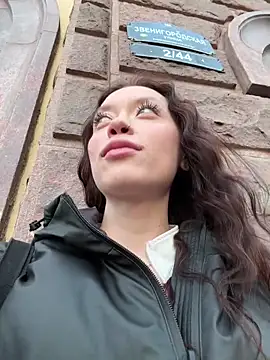 Snapshot of EstaVista chatting on October 2025 02:07:01 PM EstaVista online show from October 2025 02:07:01 PM