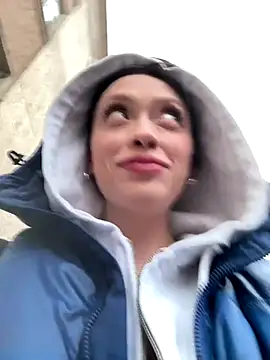 Snapshot of EstaVista chatting on November 2025 12:15:02 PM EstaVista online show from November 2025 12:15:02 PM