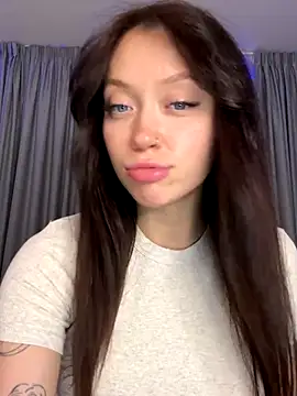 Snapshot of EstaVista chatting on November 2025 01:48:01 PM EstaVista online show from November 2025 01:48:01 PM