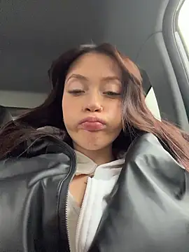 Snapshot of EstaVista chatting on December 2025 10:52:02 AM EstaVista online show from December 2025 10:52:02 AM