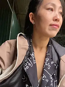 Snapshot of Huong-Ly chatting on November 2025 02:11:02 AM Huong-Ly online show from November 2025 02:11:02 AM