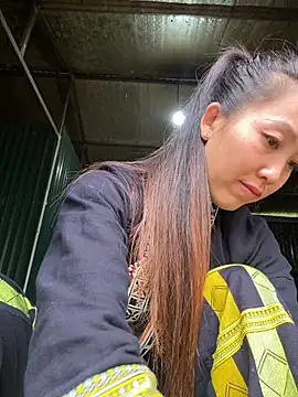 Snapshot of Huong-Ly chatting on November 2025 08:20:01 AM Huong-Ly online show from November 2025 08:20:01 AM