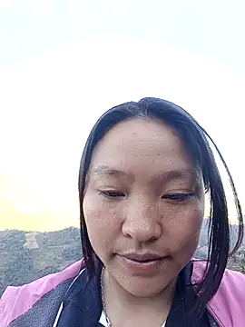 Snapshot of MuiNay chatting on November 2025 12:47:01 AM MuiNay online show from November 2025 12:47:01 AM