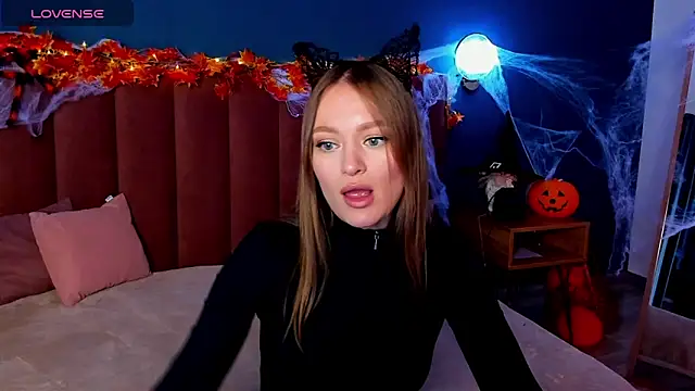 Snapshot of EvelynPoole chatting on October 2025 01:35:01 AM EvelynPoole online show from October 2025 01:35:01 AM