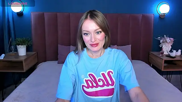 Snapshot of EvelynPoole chatting on November 2025 01:27:02 AM EvelynPoole online show from November 2025 01:27:02 AM