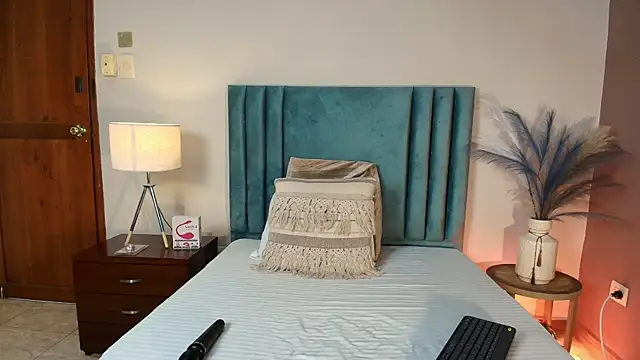 Snapshot of DaphneBeaumont chatting on November 2025 12:06:01 PM DaphneBeaumont online show from November 2025 12:06:01 PM