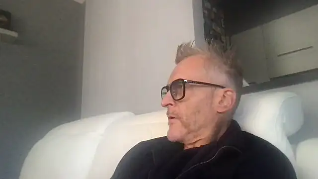 Axl hot online show from September 2025 12:54:01 PM