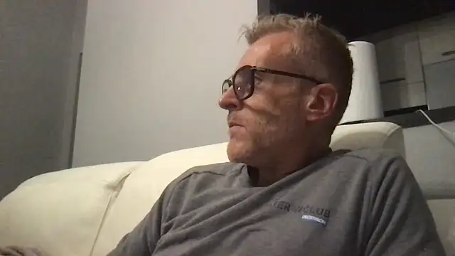 Axl hot online show from November 2025 08:49:01 PM