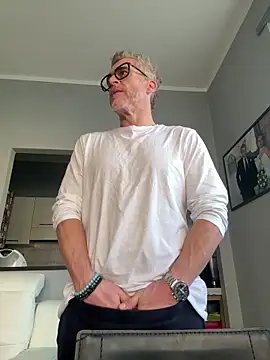 Axl hot online show from February 2026 10:46:01 AM