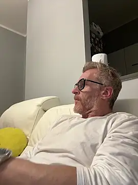 Axl hot online show from April 2026 11:05:01 PM