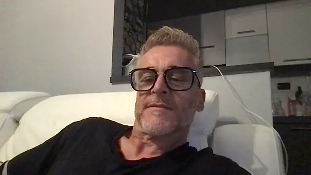 Axl hot online show from June 2026 07:23:01 PM