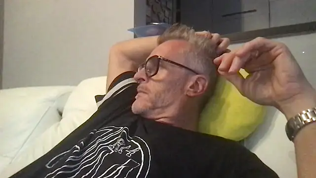 Axl hot online show from June 2026 06:50:01 PM