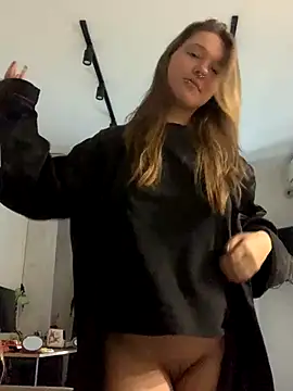 Snapshot of VesnaCrystal chatting on October 2025 12:58:01 PM VesnaCrystal online show from October 2025 12:58:01 PM