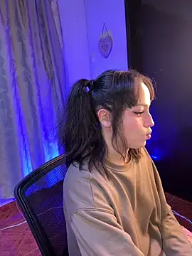 Snapshot of Eymmy_24 chatting on December 2025 02:07:02 AM Eymmy 24 online show from December 2025 02:07:02 AM