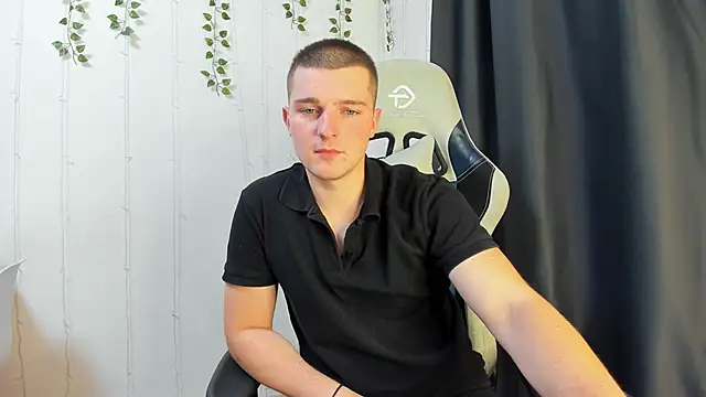 Snapshot of Your_Claddagh chatting on September 2025 08:03:01 PM Your Claddagh online show from September 2025 08:03:01 PM