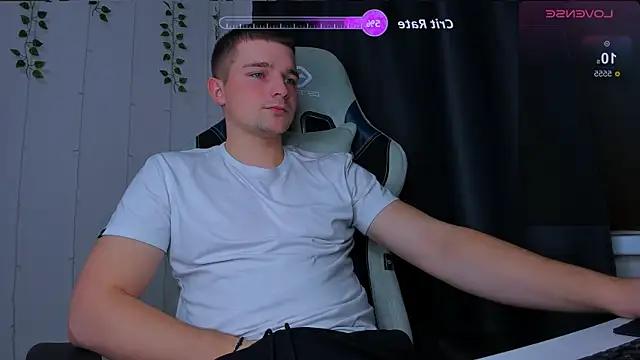 Snapshot of Your_Claddagh chatting on November 2025 05:47:02 PM Your Claddagh online show from November 2025 05:47:02 PM