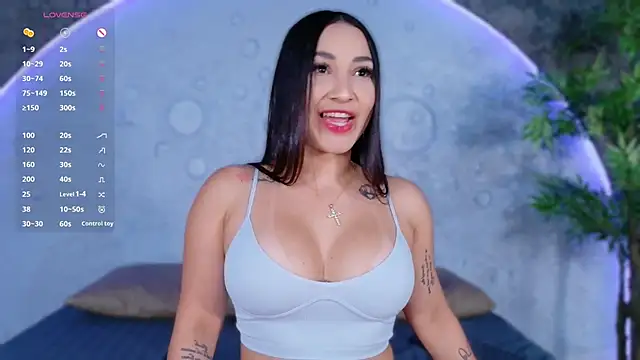 ReinaChloe online show from April 2026 04:44:02 PM