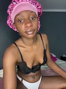 Snapshot of LonelyQueenxx25 chatting on February 2026 06:17:01 PM LonelyQueenxx25 online show from February 2026 06:17:01 PM