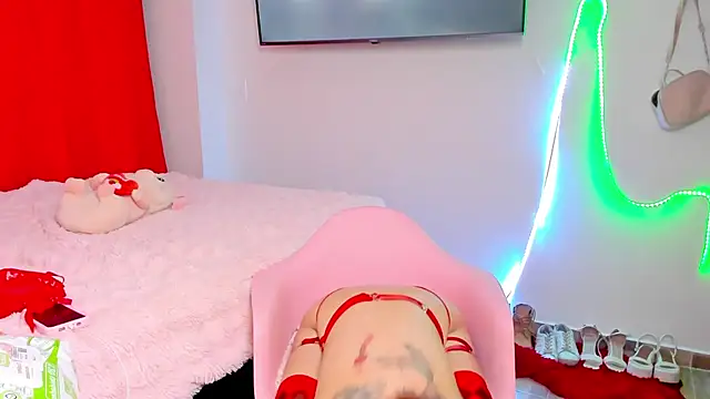 Snapshot of larsonbeverly chatting on October 2025 11:12:02 PM larsonbeverly online show from October 2025 11:12:02 PM