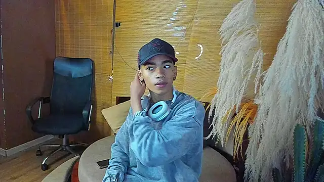 Snapshot of AlanCutee chatting on November 2025 11:23:02 AM AlanCutee online show from November 2025 11:23:02 AM