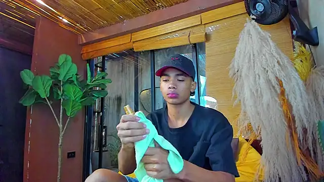 Snapshot of AlanCutee chatting on November 2025 12:42:01 PM AlanCutee online show from November 2025 12:42:01 PM