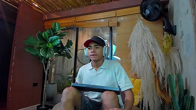 Snapshot of AlanCutee chatting on December 2025 12:43:02 PM AlanCutee online show from December 2025 12:43:02 PM