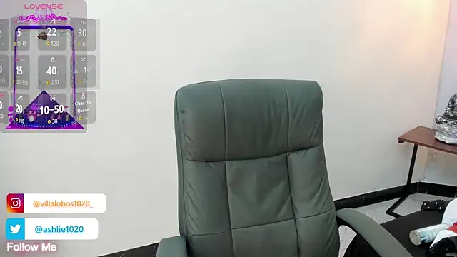 Snapshot of MiaVillalobos chatting on October 2025 11:43:02 AM MiaVillalobos online show from October 2025 11:43:02 AM