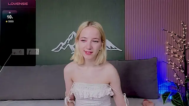 Snapshot of EmmaNovak chatting on September 2025 12:10:01 PM EmmaNovak online show from September 2025 12:10:01 PM