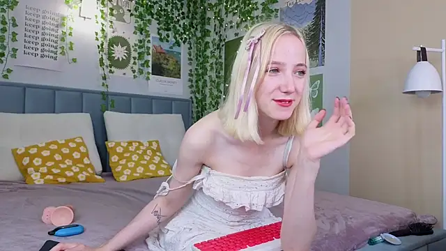 Snapshot of EmmaNovak chatting on October 2025 12:13:02 PM EmmaNovak online show from October 2025 12:13:02 PM