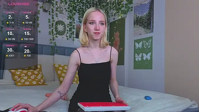 Snapshot of EmmaNovak chatting on October 2025 12:26:02 PM EmmaNovak online show from October 2025 12:26:02 PM