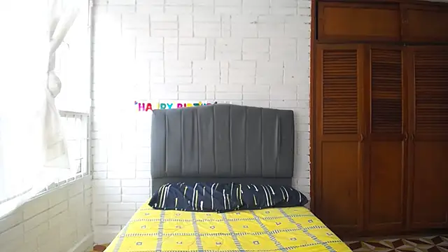 Naia Stant online show from October 2025 06:37:01 PM