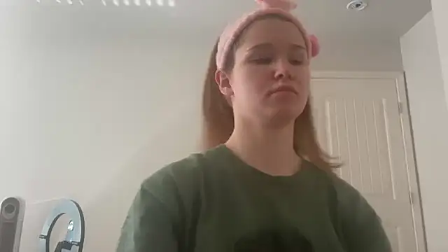 Snapshot of Riley_ray69 chatting on December 2025 03:38:02 PM Riley ray69 online show from December 2025 03:38:02 PM