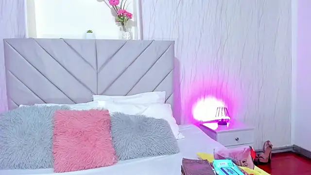 Victoria Guzman online show from October 2025 01:33:02 PM