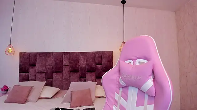 BellaClarck online show from September 2025 08:32:02 PM