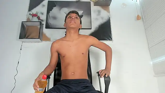 tyler twink boy online show from September 2025 01:15:02 PM