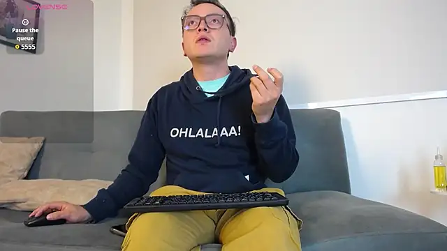 Snapshot of Robert2_honey chatting on October 2025 12:05:02 AM Robert2 honey online show from October 2025 12:05:02 AM