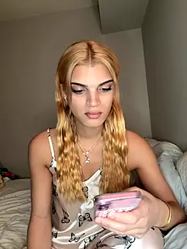 Snapshot of AriDaBratzDoll chatting on September 2025 04:44:02 PM AriDaBratzDoll online show from September 2025 04:44:02 PM