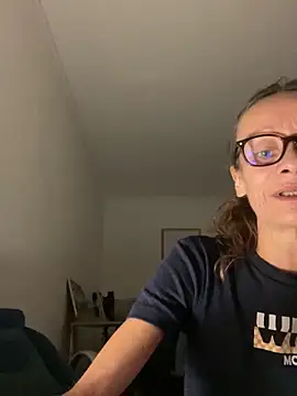 Chris06d22xh online show from September 2025 06:33:02 PM